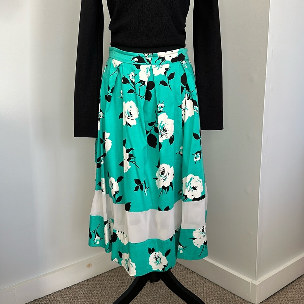 AQUA High-Waisted Pleated Skirt, size M